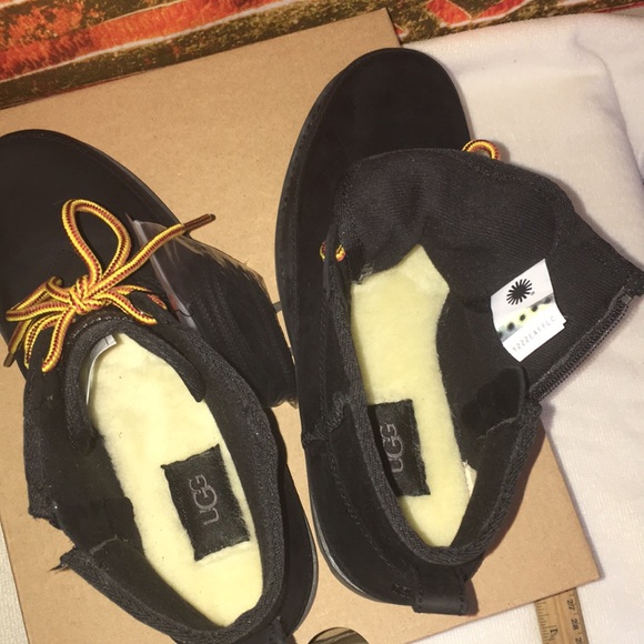 ❄️🎃🎉HP 8/31 Ugg boys waterproof ankle boot. Sz 5 - Picture 6 of 8